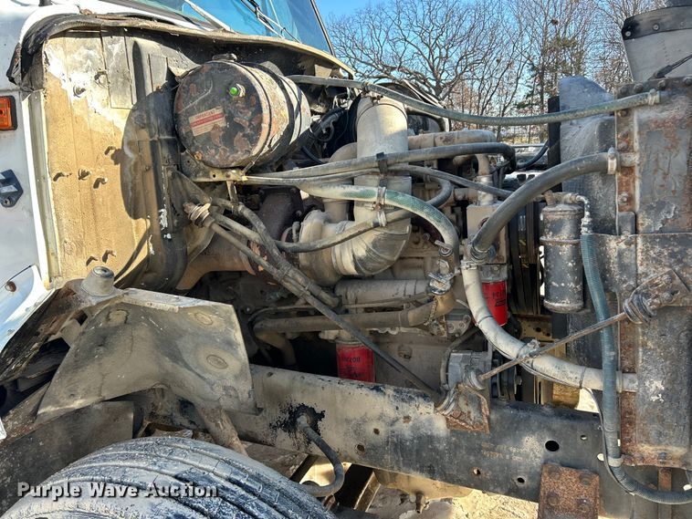 image for item ET6775 1990 International F-8300 semi truck