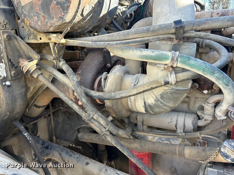 image for item ET6775 1990 International F-8300 semi truck