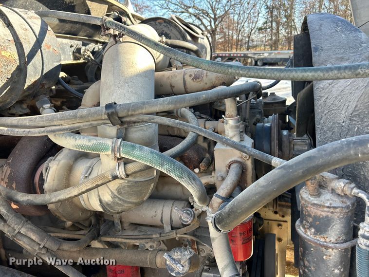 image for item ET6775 1990 International F-8300 semi truck