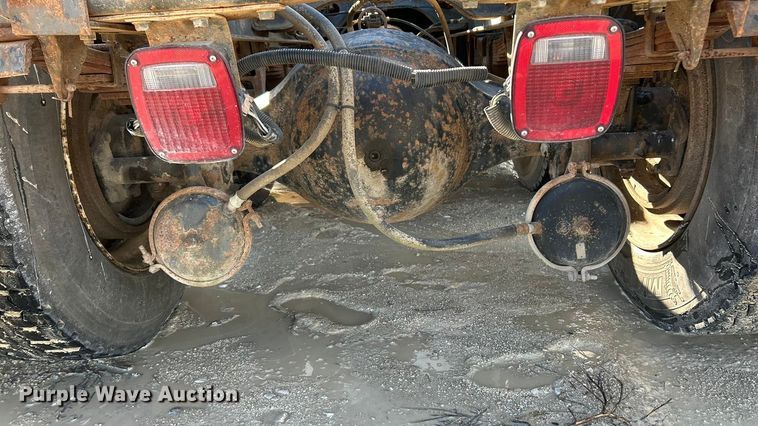 image for item ET6775 1990 International F-8300 semi truck