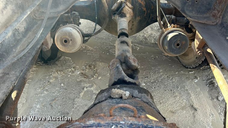 image for item ET6775 1990 International F-8300 semi truck