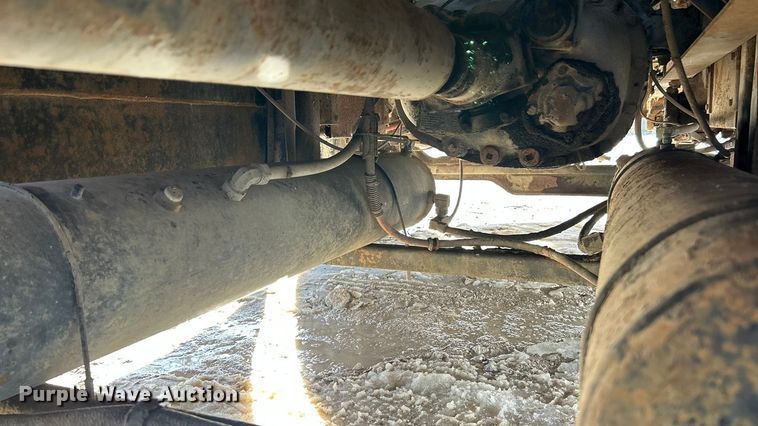 image for item ET6775 1990 International F-8300 semi truck