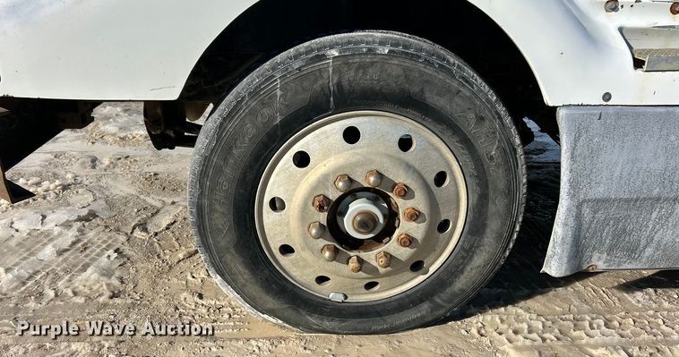 image for item ET6775 1990 International F-8300 semi truck