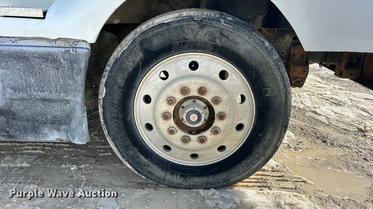 image for item ET6775 1990 International F-8300 semi truck