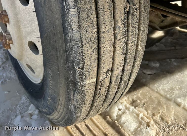 image for item ET6775 1990 International F-8300 semi truck