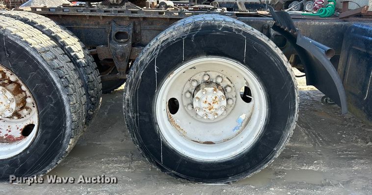 image for item ET6775 1990 International F-8300 semi truck