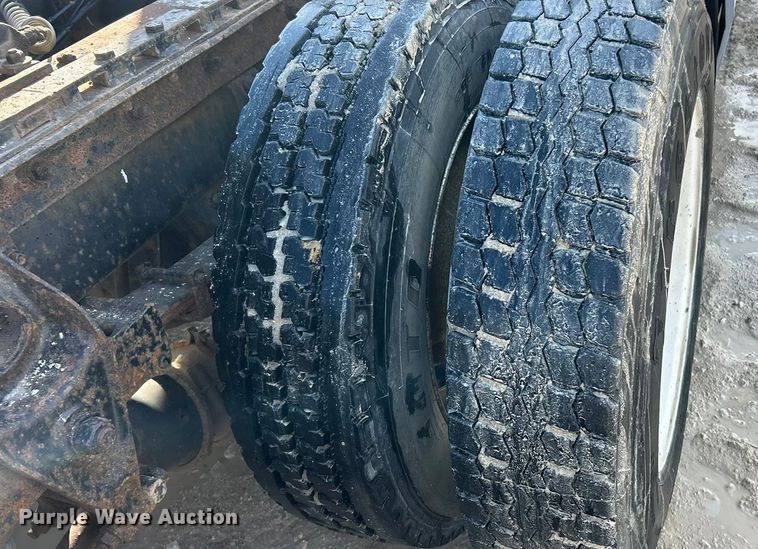 image for item ET6775 1990 International F-8300 semi truck