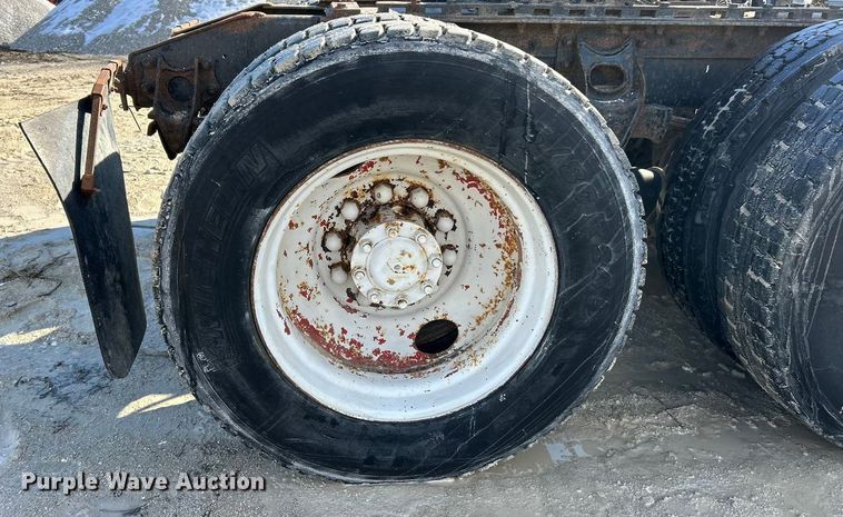 image for item ET6775 1990 International F-8300 semi truck