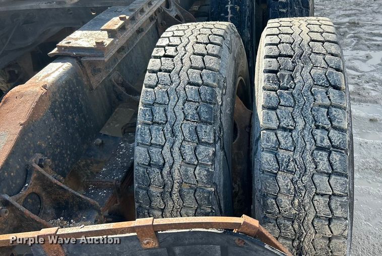 image for item ET6775 1990 International F-8300 semi truck