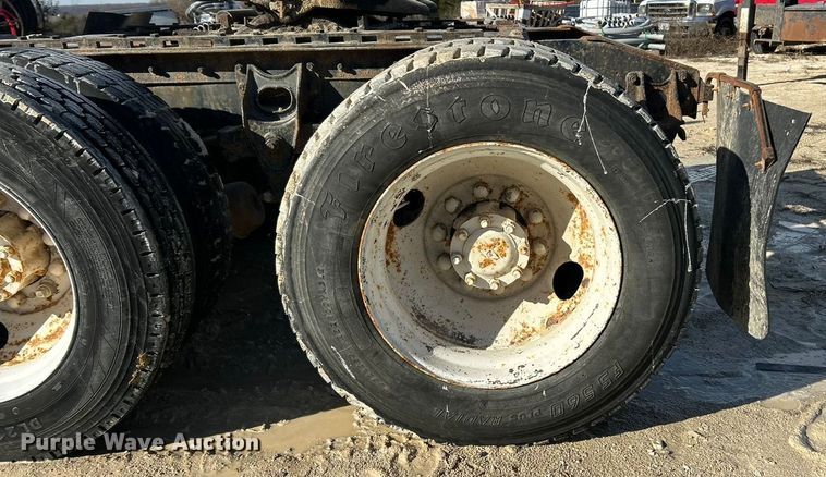 image for item ET6775 1990 International F-8300 semi truck