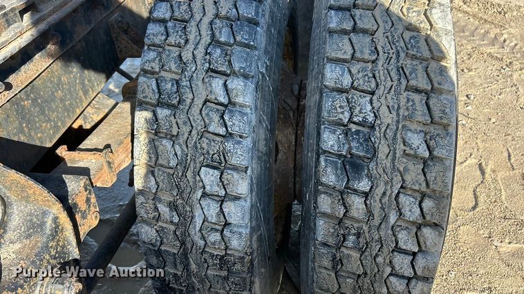 image for item ET6775 1990 International F-8300 semi truck