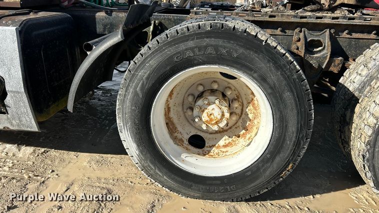 image for item ET6775 1990 International F-8300 semi truck