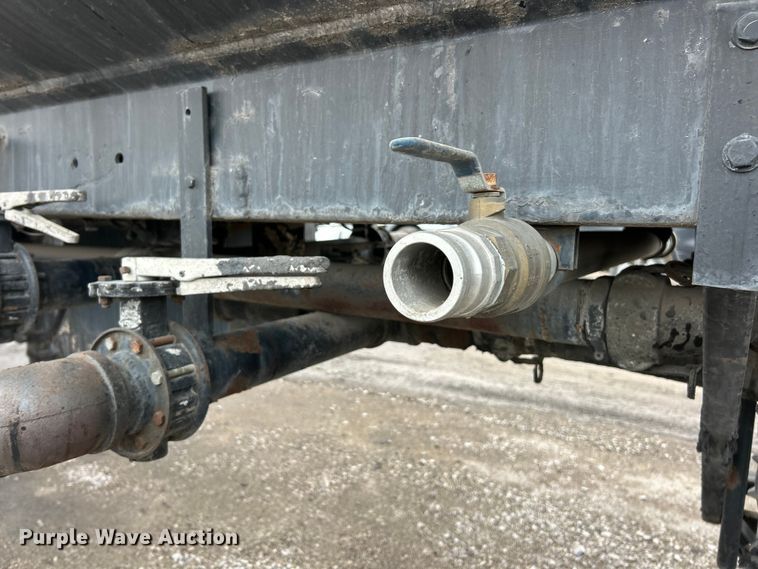 image for item ET6779 1972 Fruehauf tank trailer