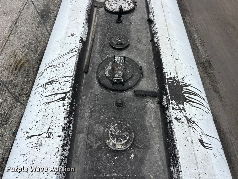 image for item ET6779 1972 Fruehauf tank trailer