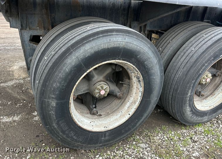 image for item ET6779 1972 Fruehauf tank trailer