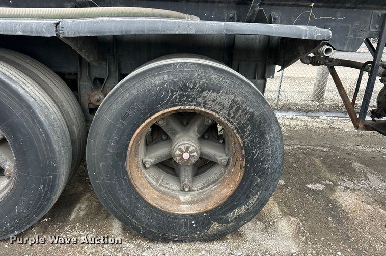 image for item ET6779 1972 Fruehauf tank trailer