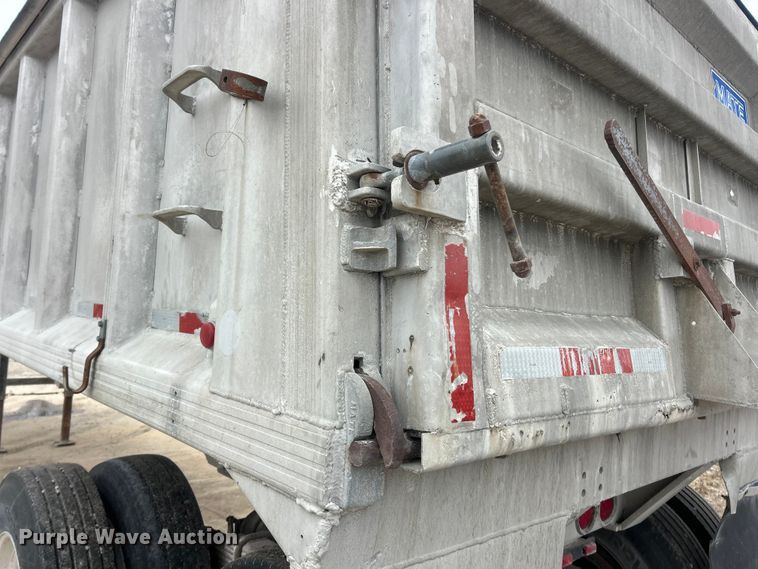 image for item ET6788 1980 Mate end dump trailer