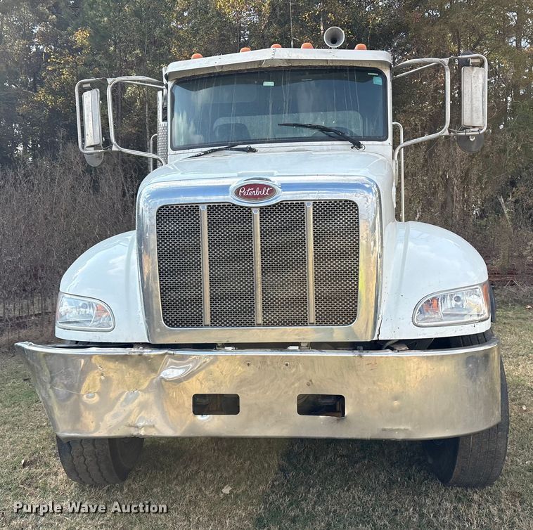 image for item ET7309 2016 Peterbilt 348 truck cab and chassis