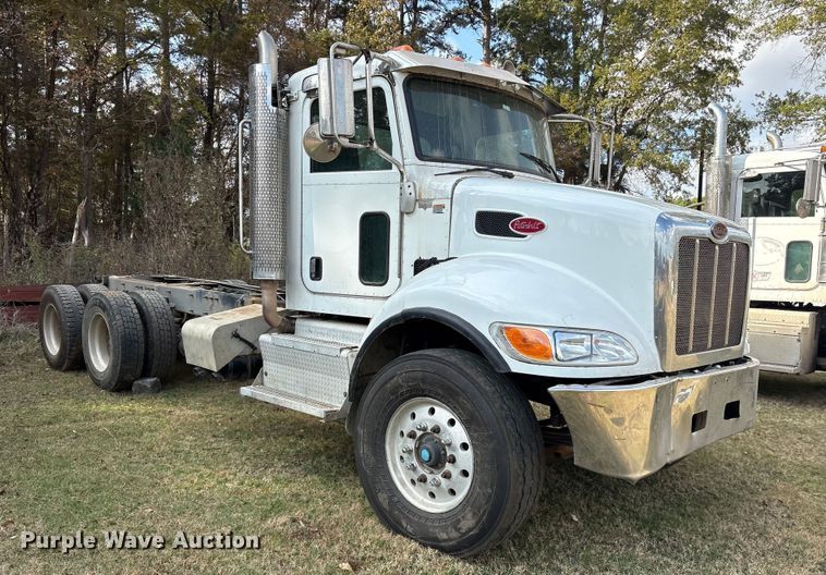 image for item ET7309 2016 Peterbilt 348 truck cab and chassis