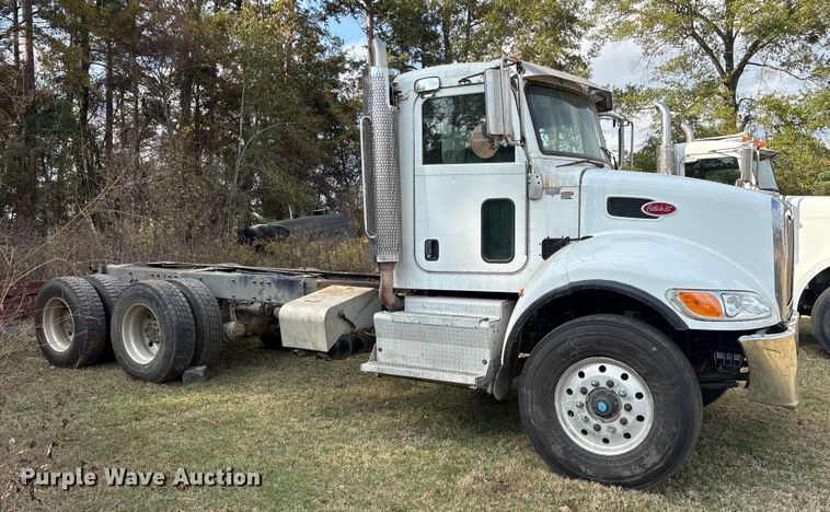 image for item ET7309 2016 Peterbilt 348 truck cab and chassis