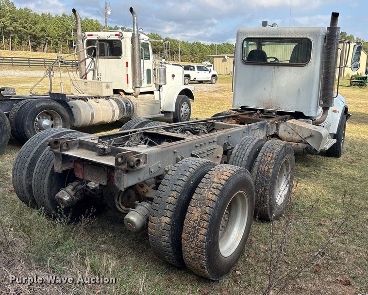 image for item ET7309 2016 Peterbilt 348 truck cab and chassis