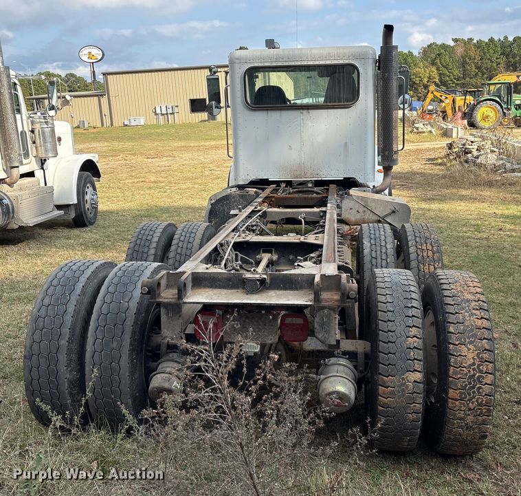image for item ET7309 2016 Peterbilt 348 truck cab and chassis