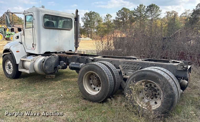 image for item ET7309 2016 Peterbilt 348 truck cab and chassis