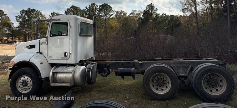 image for item ET7309 2016 Peterbilt 348 truck cab and chassis