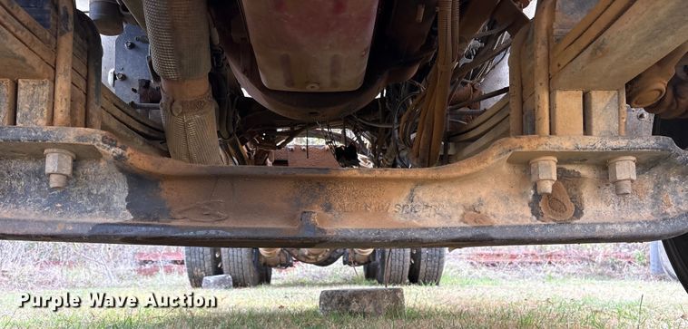 image for item ET7309 2016 Peterbilt 348 truck cab and chassis