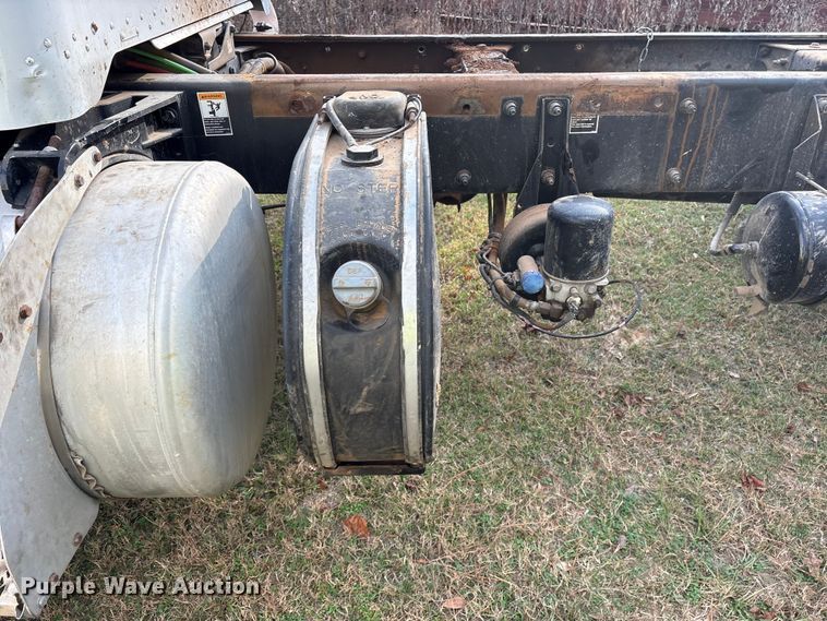 image for item ET7309 2016 Peterbilt 348 truck cab and chassis