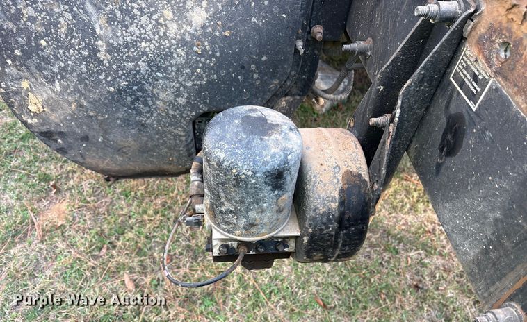 image for item ET7309 2016 Peterbilt 348 truck cab and chassis