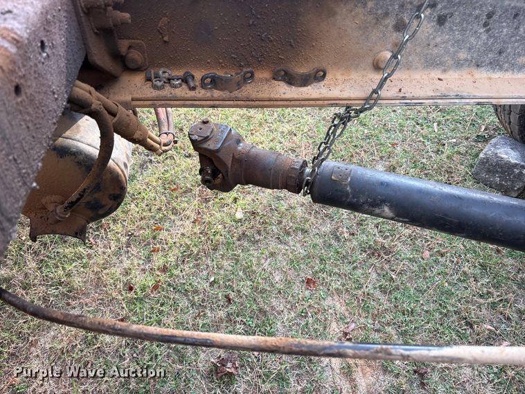 image for item ET7309 2016 Peterbilt 348 truck cab and chassis