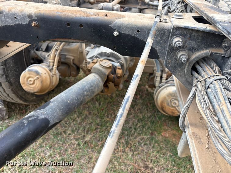 image for item ET7309 2016 Peterbilt 348 truck cab and chassis