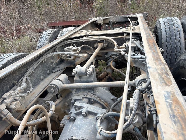 image for item ET7309 2016 Peterbilt 348 truck cab and chassis