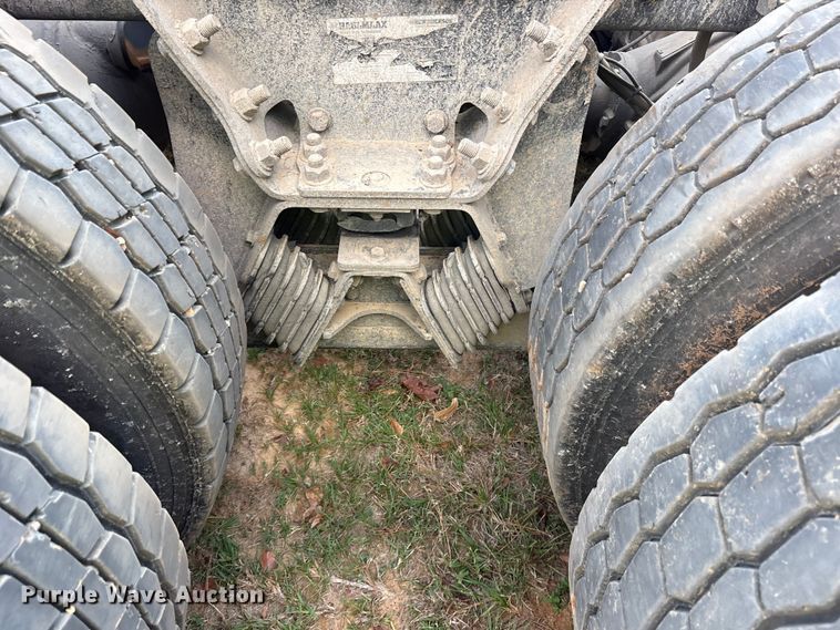 image for item ET7309 2016 Peterbilt 348 truck cab and chassis