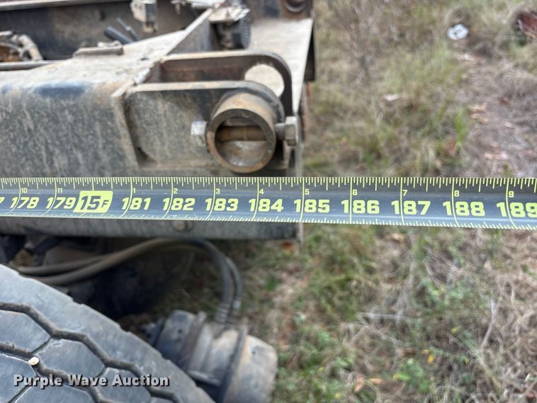 image for item ET7309 2016 Peterbilt 348 truck cab and chassis