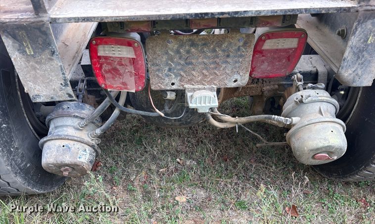 image for item ET7309 2016 Peterbilt 348 truck cab and chassis