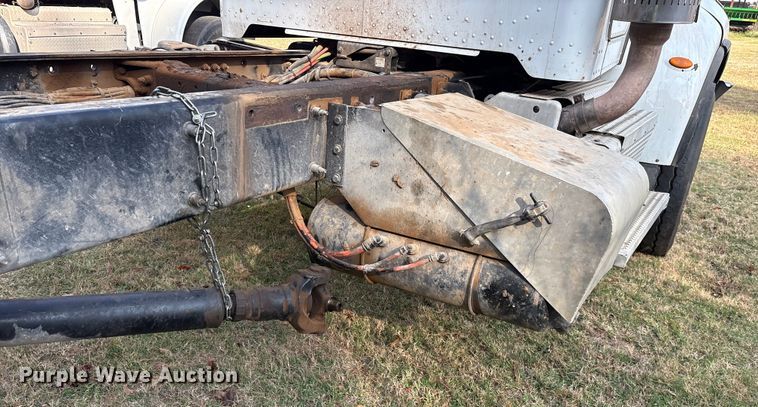 image for item ET7309 2016 Peterbilt 348 truck cab and chassis