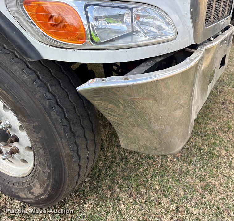 image for item ET7309 2016 Peterbilt 348 truck cab and chassis