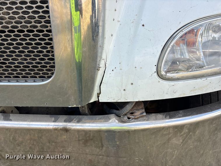 image for item ET7309 2016 Peterbilt 348 truck cab and chassis