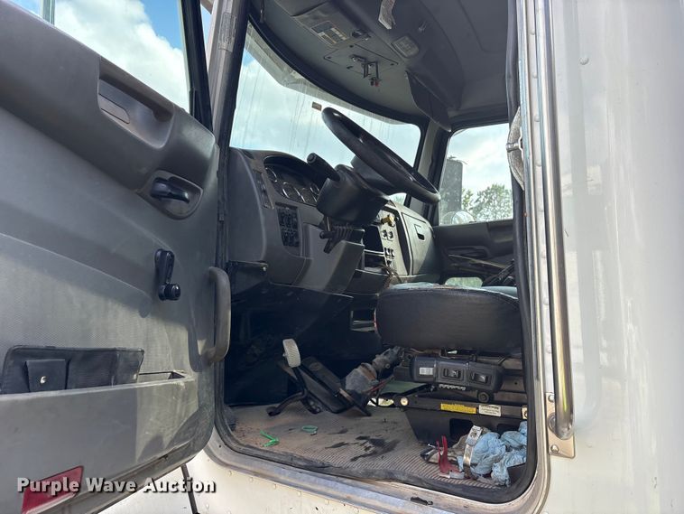 image for item ET7309 2016 Peterbilt 348 truck cab and chassis