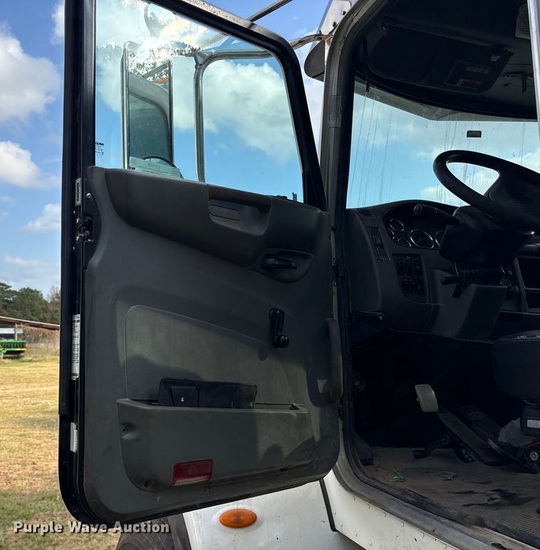 image for item ET7309 2016 Peterbilt 348 truck cab and chassis