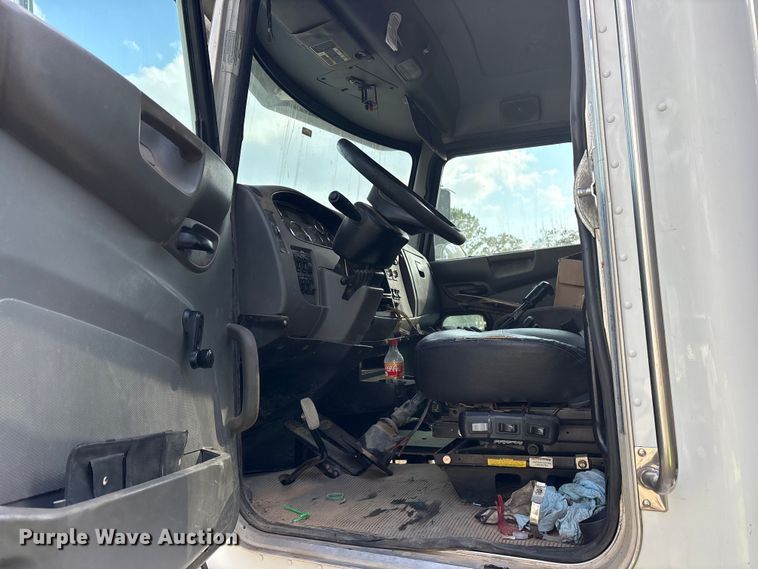 image for item ET7309 2016 Peterbilt 348 truck cab and chassis