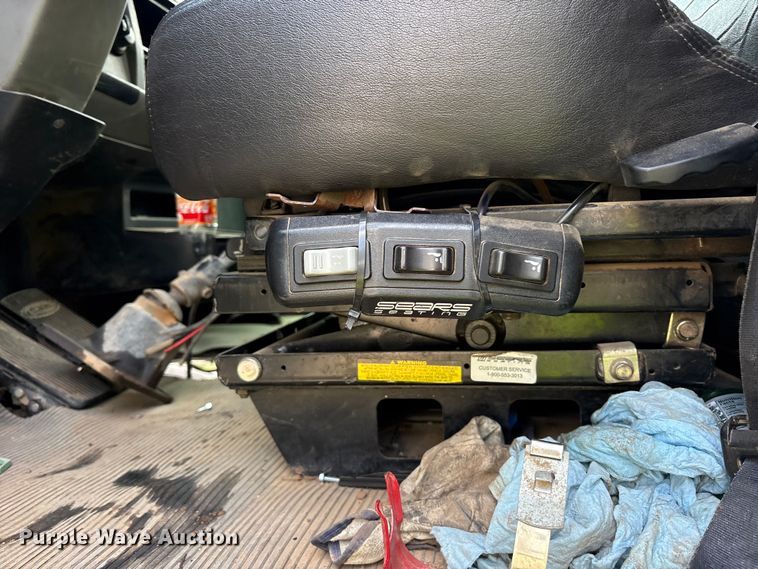 image for item ET7309 2016 Peterbilt 348 truck cab and chassis