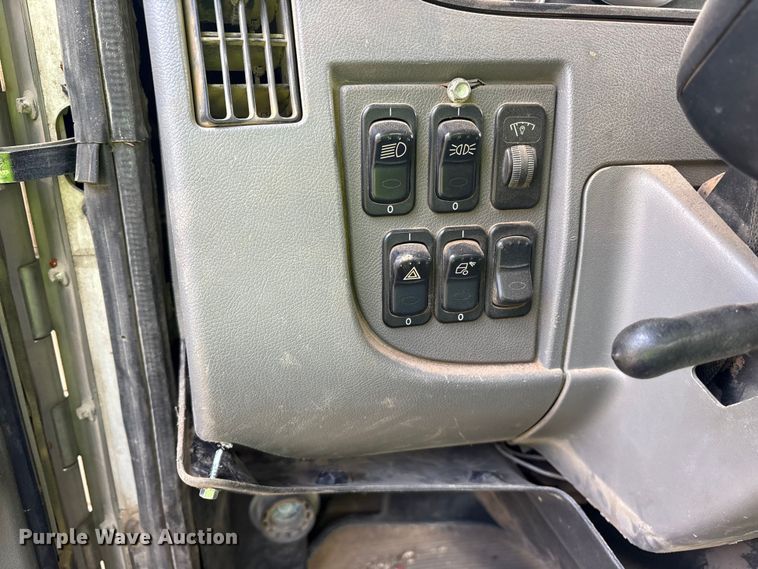 image for item ET7309 2016 Peterbilt 348 truck cab and chassis