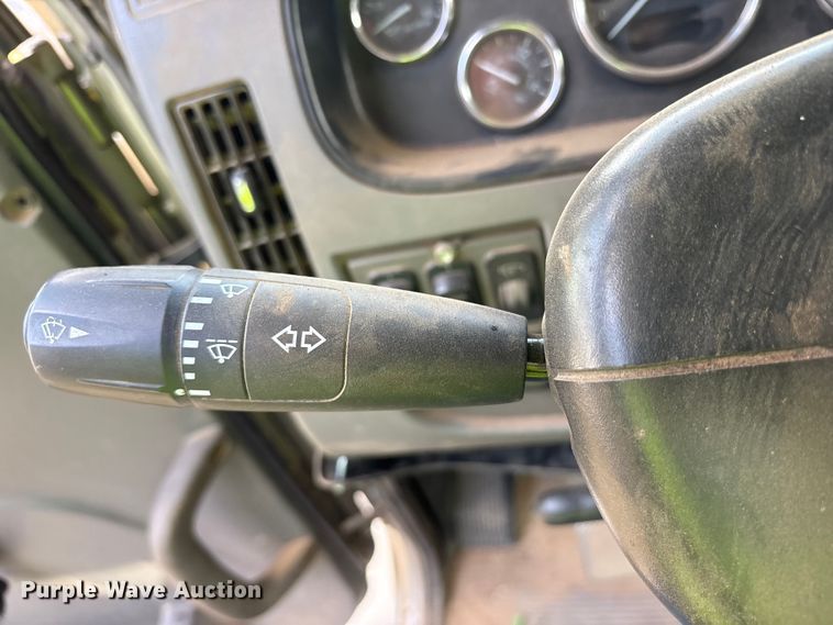 image for item ET7309 2016 Peterbilt 348 truck cab and chassis