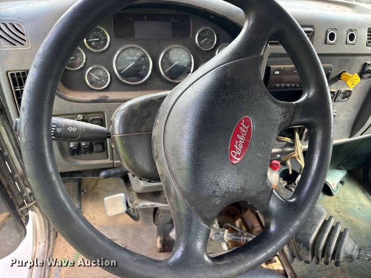 image for item ET7309 2016 Peterbilt 348 truck cab and chassis