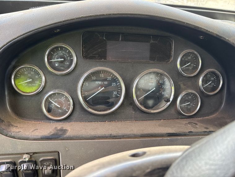 image for item ET7309 2016 Peterbilt 348 truck cab and chassis