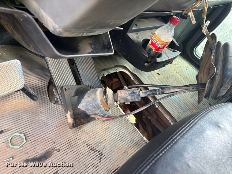 image for item ET7309 2016 Peterbilt 348 truck cab and chassis