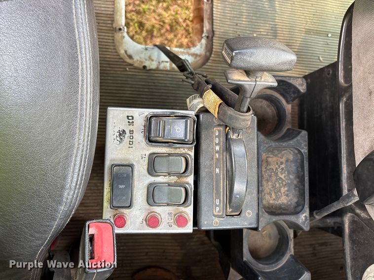 image for item ET7309 2016 Peterbilt 348 truck cab and chassis